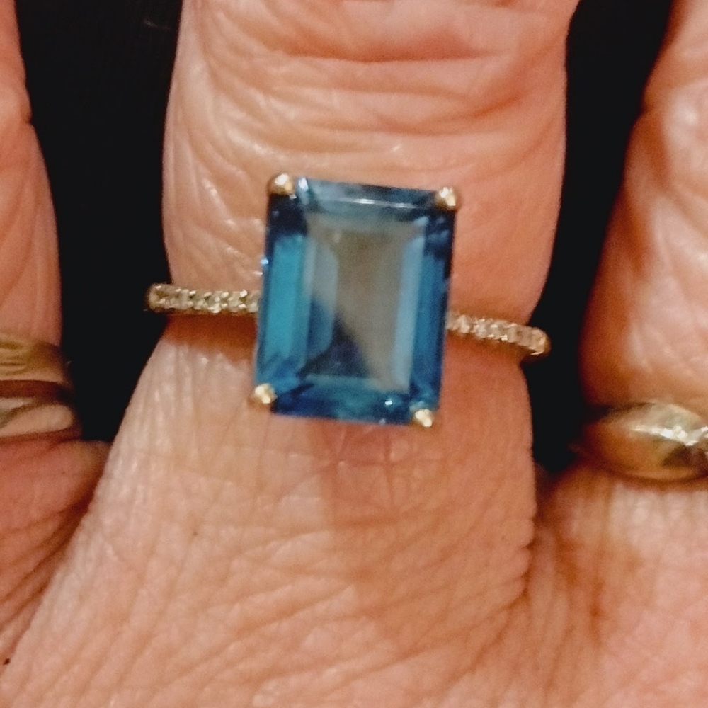 10 kt solid gold London blue topaz